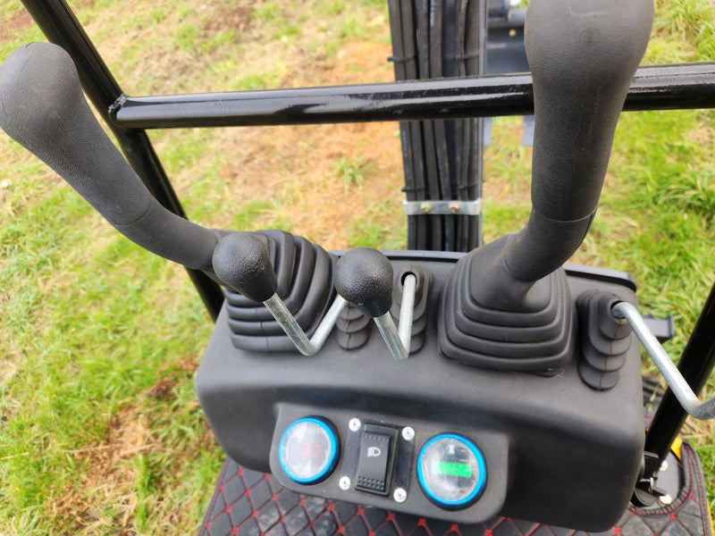 MINIEXCAVATOR HT12 PICIOARE CU BRAȚ FIX