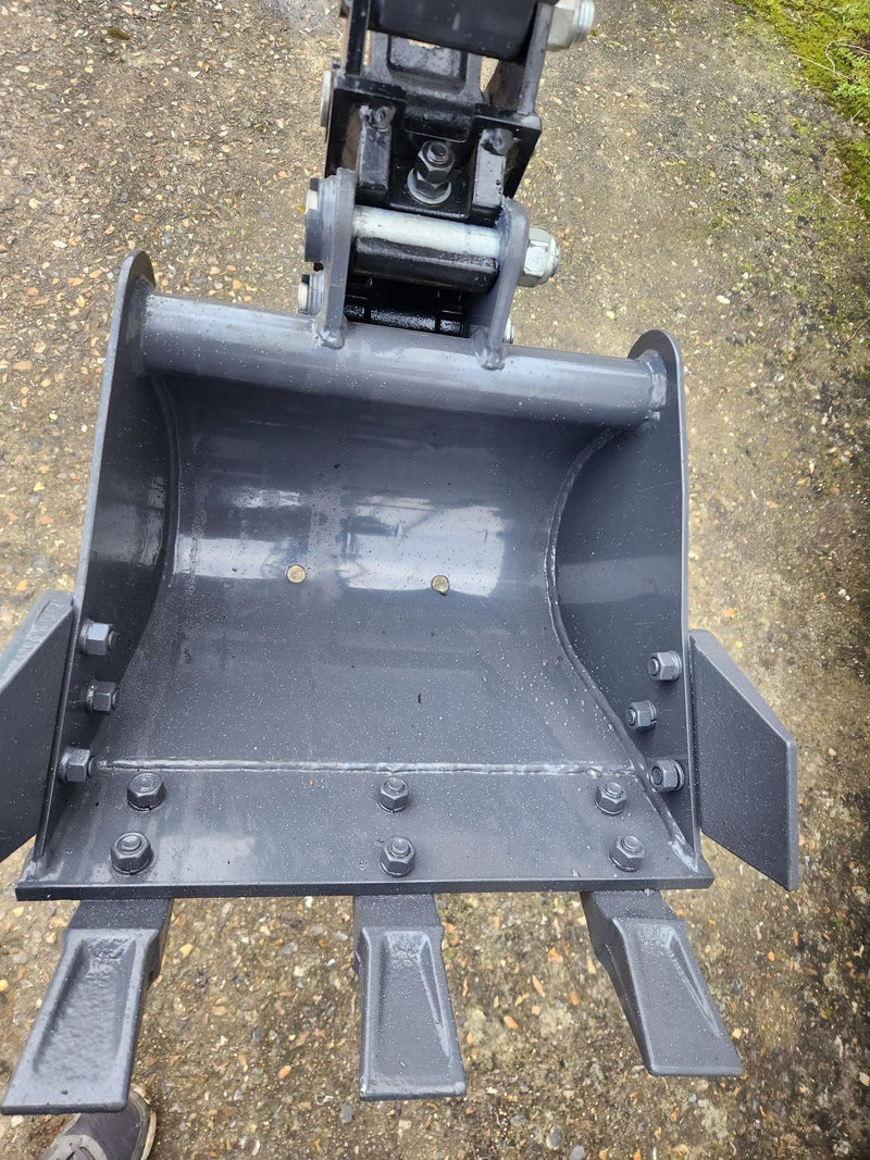 MINIEXCAVATOR NOU CU BRAȚ DECALAT