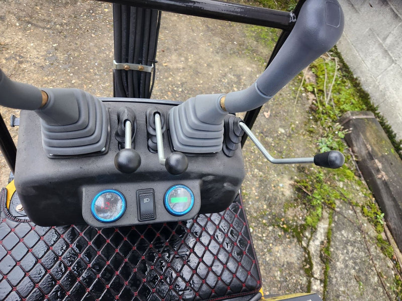 MINIEXCAVATOR NOU CU BRAȚ DECALAT