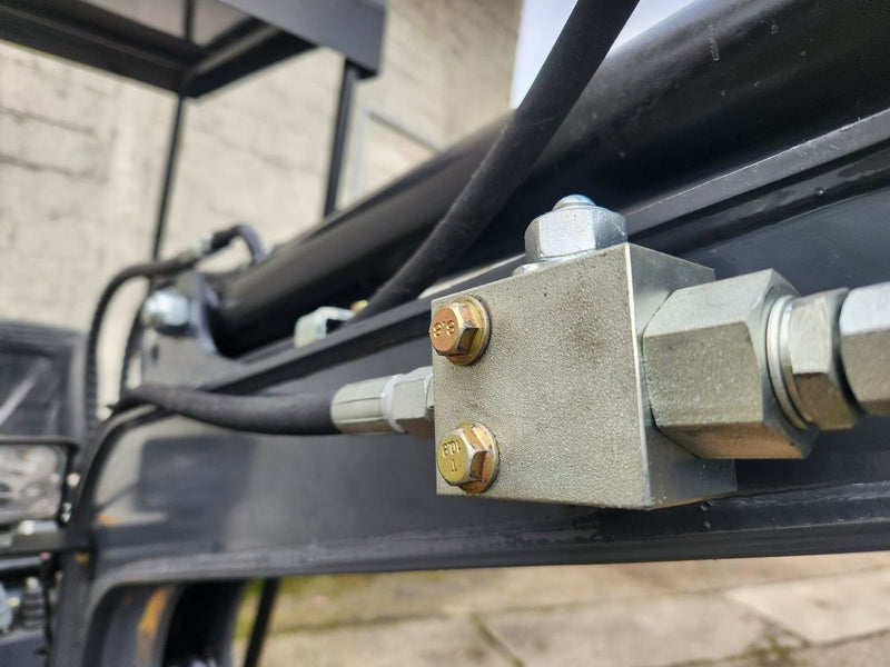 MINIEXCAVATOR NOU CU BRAȚ DECALAT