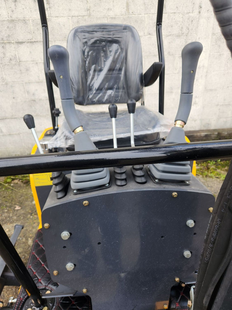 MINIEXCAVATOR NOU CU BRAȚ DECALAT